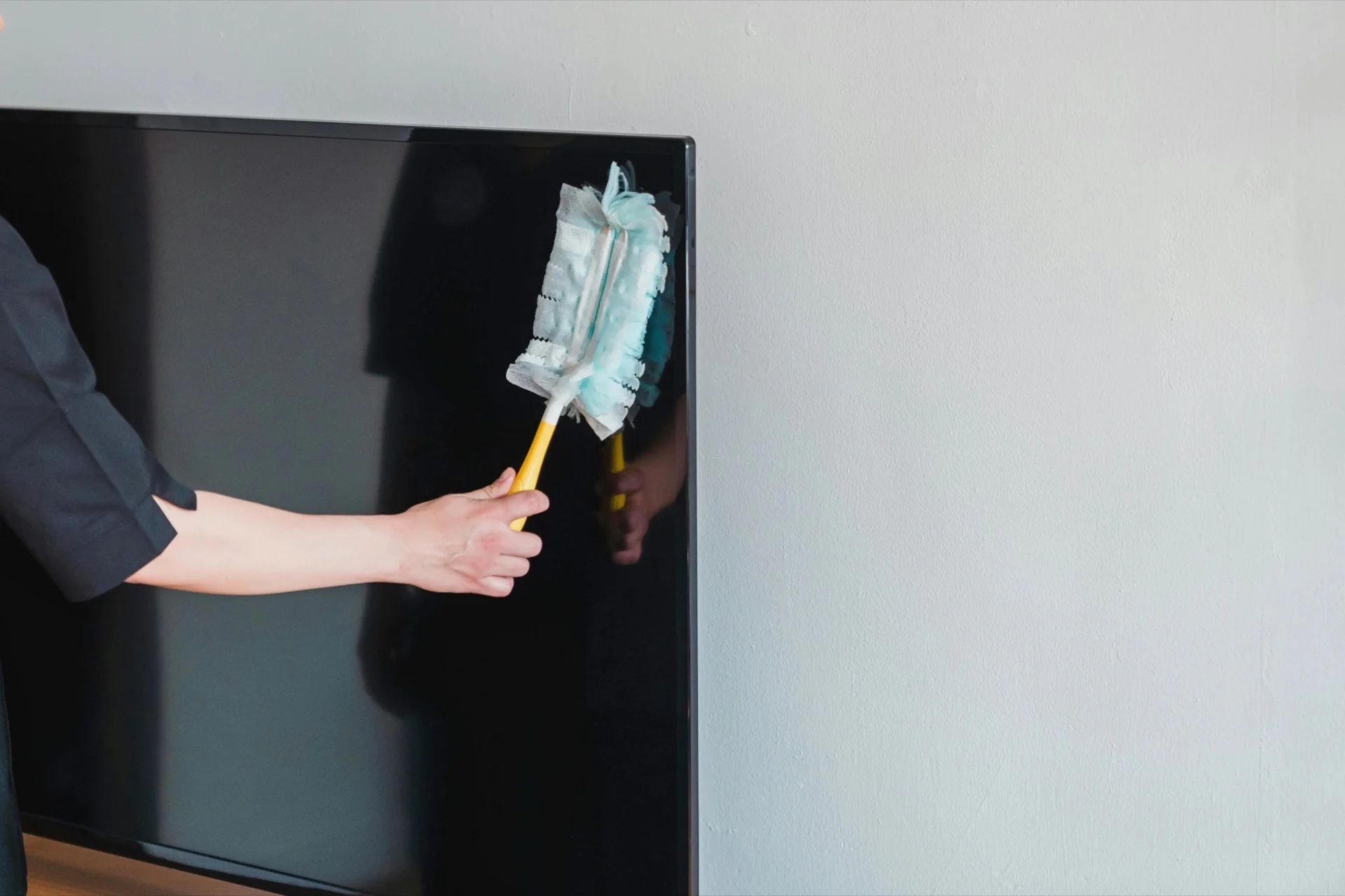 Ammattitaitoinen siivooja kotonasi